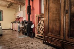 eine Küche mit einem Holzofen in einem Zimmer in der Unterkunft Siedlisko Jagiele in Jagiele