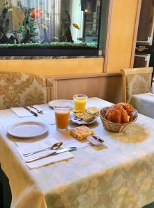 een tafel met een bord eten en drinken erop bij B&B Villa Primavera in Pisa