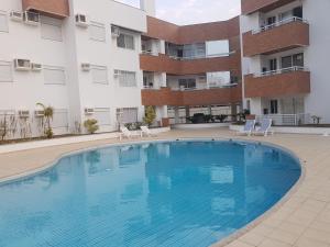 una piscina en el patio de un edificio de apartamentos en Apto de 02 qtos no Ingleses - Florianopolis - SC en Florianópolis