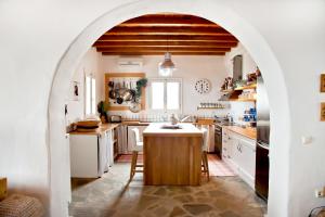 Aenaos Villa Tinosにあるキッチンまたは簡易キッチン