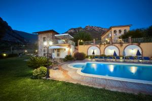 GiunganoにあるCountry House Feliciaの庭にスイミングプールがある家