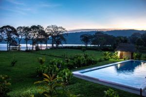 Villa con piscina y vistas al agua en Maloca Inn en Sauce