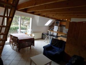 a living room with a blue couch and a table at Maisonette La Quiétude in Wimereux