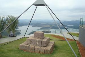 une pyramide de rochers assise au sommet d'un bâtiment dans l'établissement Recanto Bela Vista, à Caconde