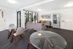 Prostor za sedenje u objektu City Edge North Melbourne Apartment Hotel