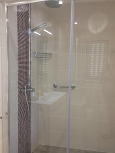 een douche met een glazen deur en een wastafel bij Casa do Meio- Farm house- Tavira in Tavira +31 foto's