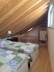 um quarto com uma cama e um tecto de madeira em Casa do Meio- Farm house- Tavira em Tavira