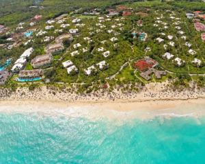 una vista aerea di un resort su una spiaggia di Grand Palladium Bavaro Suites Resort & Spa - All Inclusive a Punta Cana