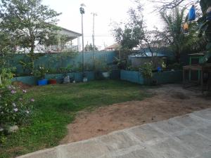 un patio con una valla y algunas plantas en Hospedaria Nosso Sonho, en Arraial do Cabo