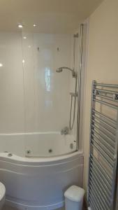 y baño con ducha, aseo y bañera. en Alington House en Cambridge