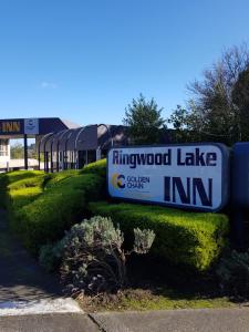 una señal para la entrada del lago Ringwood a un edificio en Ringwood Lake Inn, en Ringwood