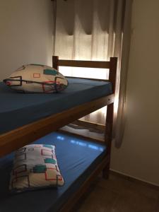 two bunk beds in a room with a window at Pousada Family Consulado Americano in São Paulo