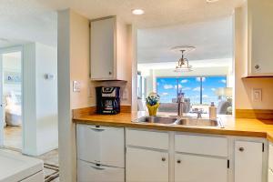 阿米莉亚岛Amelia Island Oceanfront Condo的一个带水槽的厨房,享有海景