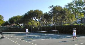 Amelia Island Oceanfront Condo内部或周边的网球和/或壁球设施