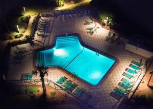 Amelia Island Oceanfront Condo内部或周边的泳池