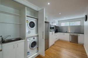 A kitchen or kitchenette at Pelicans Albany Middleton Beach