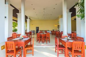 מסעדה או מקום אחר לאכול בו ב-Baan Talay See Cream Resort