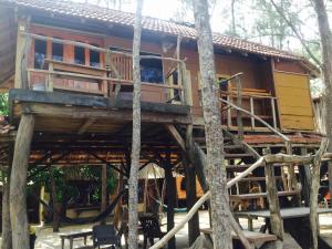 a tree house in the middle of trees at Beach Hut in Arugam Bay