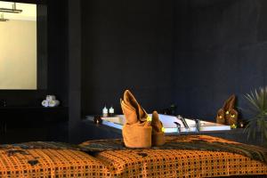 Uma cama ou camas num quarto em The Luxton Cirebon Hotel and Convention