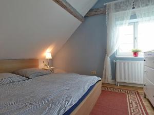 una camera con un grande letto e una finestra di Haus West a Mechelsdorf