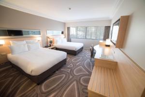 Postel nebo postele na pokoji v ubytování Novotel Wollongong Northbeach