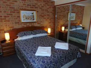 una habitación de hotel con una cama y un espejo en Dalmeny Shores Villas, en Dalmeny 24 fotos más