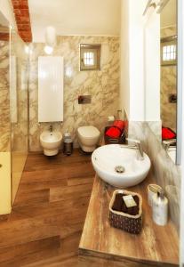 アルバにあるAppartamento San Giuseppeのバスルーム(洗面台、トイレ2つ付)