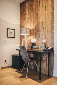 TWO TIMEZ - Boutique Hotel - with AC的休息区