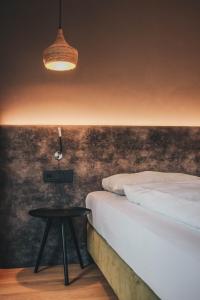 TWO TIMEZ - Boutique Hotel - with AC客房内的一张或多张床位