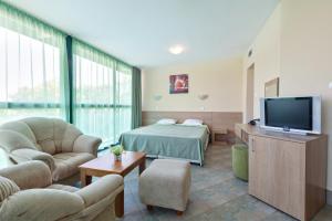 A television and/or entertainment centre at Hotel L&B- Free parking