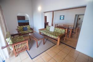 ein Wohnzimmer mit Sofas und ein Esszimmer in der Unterkunft Vila la Mar Vilanculo in Vilankulo