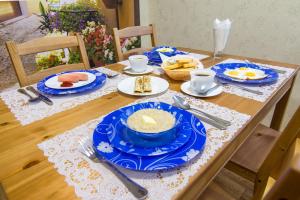 ヨシュカル・オラにあるGostinitsa Tairの木製テーブル(青い皿付)