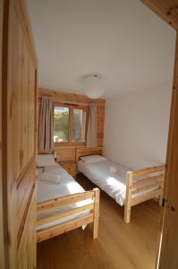 um quarto com 2 camas e uma janela em Le Nid de Martinet em Grimentz