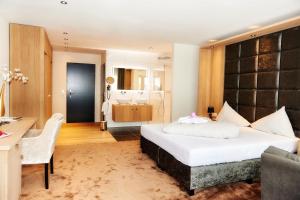 Ein Bett oder Betten in einem Zimmer der Unterkunft Alpenlove - Adult SPA Hotel