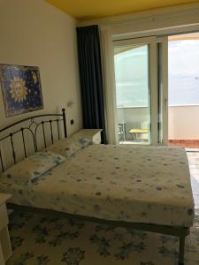 ヴィエトリにあるCasa Amorevoleのベッドルーム1室(ベッド1台、大きな窓付)