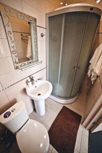 ein Bad mit einem WC, einem Waschbecken und einer Dusche in der Unterkunft Weekend в ЦЕНТРЕ рядом с ЖД ВОКЗАЛОМ in Krasnojarsk