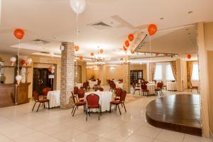 A restaurant or other place to eat at AZIMUT Hotel Yakutsk