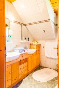 毛特恩多夫的住宿－Ferienhütte Hoitahüttl，一间带两个盥洗盆和大镜子的浴室