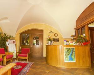 a lobby with a waiting area with red chairs at Residence Concaverde in Pomarolo