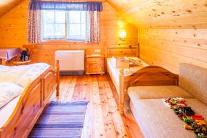 マウテルンドルフにあるFerienhütte Hoitahüttlの木造キャビン内のベッドルーム1室(ベッド2台付)