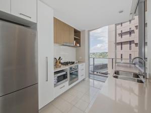Link Portside Wharf Apartment Hotel的厨房或小厨房