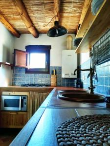 Kuchyňa alebo kuchynka v ubytovaní Casa con encanto en Alájar- El Bosque mágico de Alájar