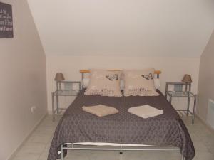 a bedroom with a bed with two towels on it at Chambres d'hôtes Sébastien in Ruaudin