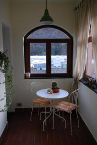 Pieve di TecoにあるAppartamento 26の窓のある部屋(テーブル、椅子付)