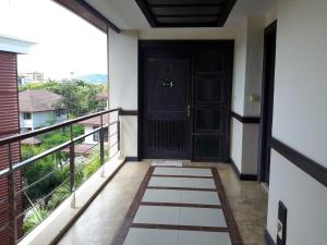 una vista dal balcone di una casa con una porta nera di Beach Family Penthouse a Hua Hin