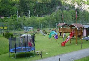 plac zabaw z grupą dzieci bawiących się w nim w obiekcie Hotel-Restaurant Burgblick w mieście Dorfgastein