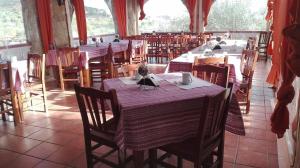 ein Speisesaal mit Tischen und Stühlen in einem Restaurant in der Unterkunft Casa Siciliana Altarbiah in Trabia
