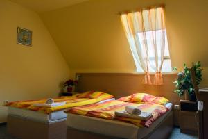 A bed or beds in a room at Turul Étterem és Panzió