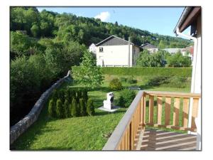 - Balcón de casa con vistas al jardín en Résidence du Chajoux, en La Bresse