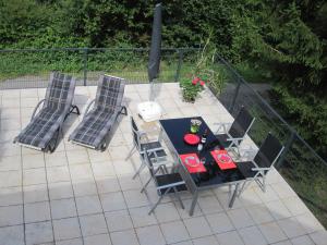un tavolo e 4 sedie su un patio di Ferienwohnung Andrea a Eberbach